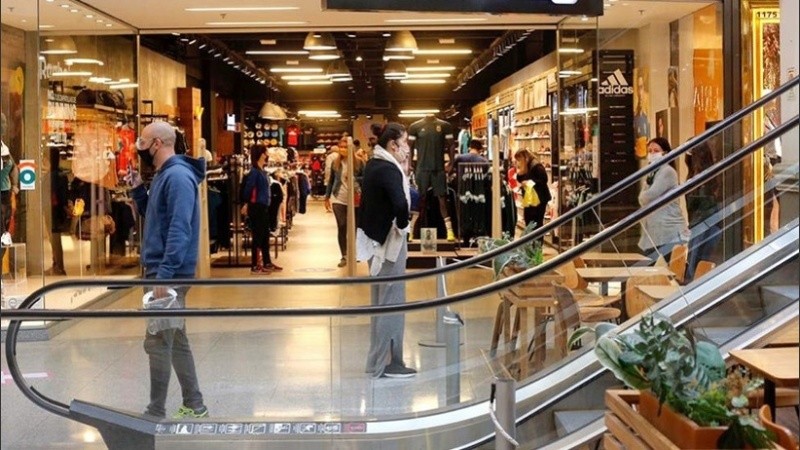 “Los centros comerciales van a estar cerrados todo el día”, dijo Fernández. 