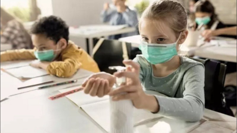 Los barbijos, las máscaras, el alcohol y el distanciamiento, presentes en el segundo año de la pandemia en las escuelas.