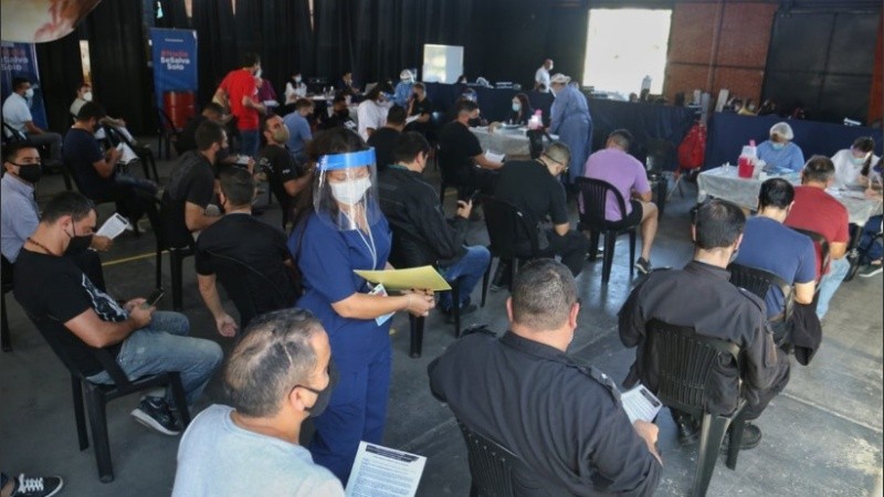 La vacunación se realiza en el Galpón 17.