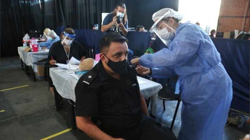 La vacunación se realiza en el Galpón 17.