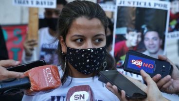 Cintia se movilizó en la puerta de tribunales, donde fue el examen médico de Germán S.