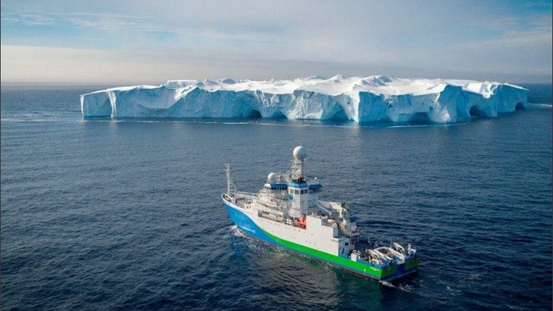 Los científicos mostraron su preocupación al hacer un recorrido en este glaciar.