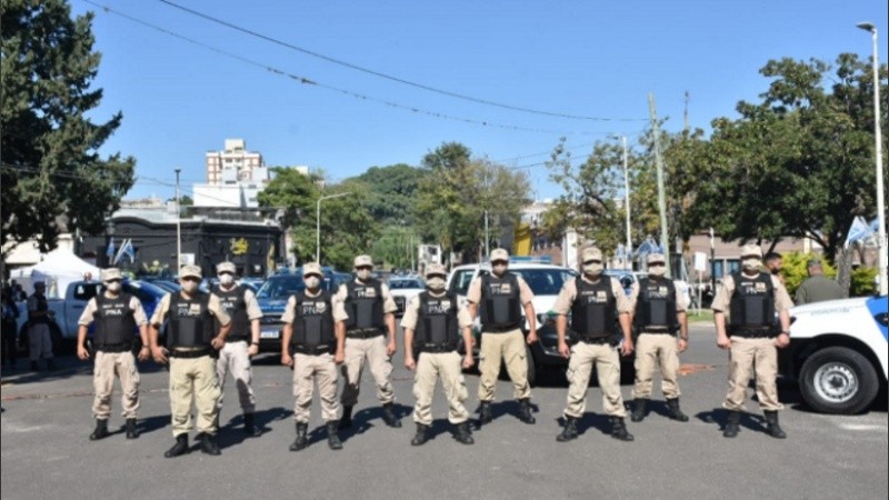 Durante el acto en Paraná se entregaron 35 vehículos terrestres de los cuales, 15 están destinados para la Autoridad Marítima.