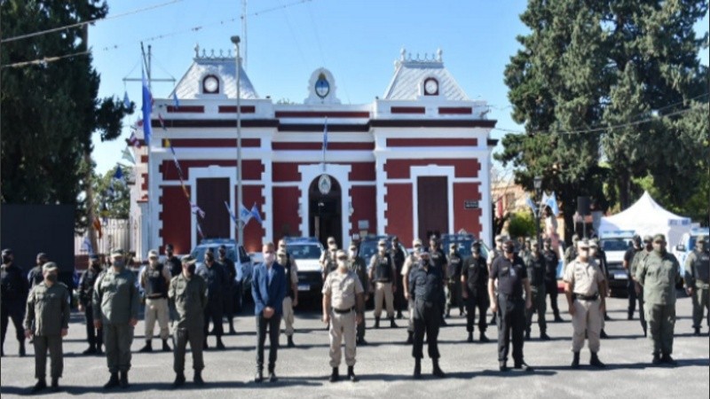 La ceremonia fue en la capital entrerriana pero, debido a la pandemia, la ministra, Sabina Frederic, el Prefecto Nacional Naval, Mario Farinón y el comandante general Andrés Severino, Jefe de la Gendarmería Nacional, presidieron el evento desde la Región I de Gendarmería, en Campo de Mayo.