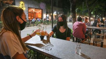 Bares hasta las 23 los fines de semana y vísperas de feriado.