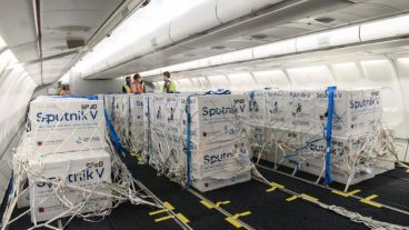 La vacuna de Sputnik V viaja en contenedores especiales denominados “Thermobox”, los cuales necesitan estar refrigerados mediante el sistema termogel y hielo seco para mantener la temperatura a 18 grados bajo cero.