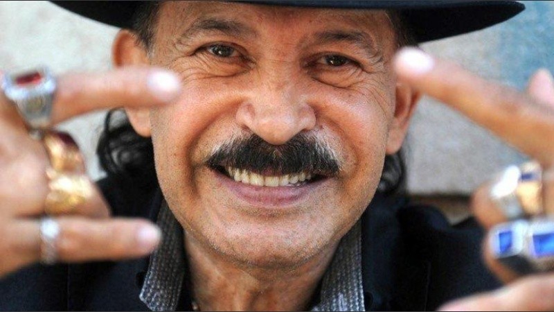 Hace unos días el cantante decidió adoptar a un joven de 20 años.