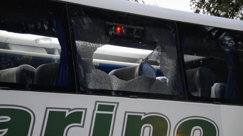 El micro que trasladaba a los jugadores de Newell's sufrió presuntamente un gomerazo.