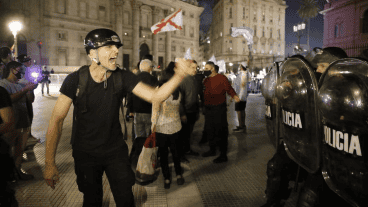 En Plaza de Mayo hubo tensión por la violación a las normas sanitarias.