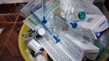 En los allanamientos fueron secuestradas 268 dosis de Sputnik V, 14 Sinopharm y 1 dosis de vacuna Covishield.