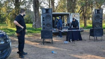 En el lugar se encontraron envases de bebidas y grandes equipos de música.