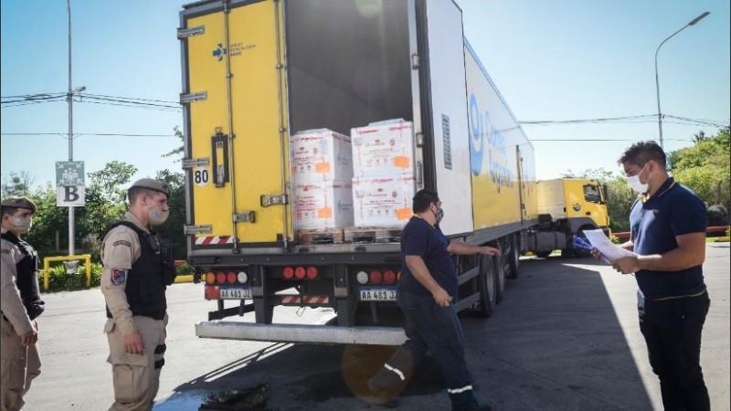 Tras el control térmico y fraccionamiento en Benavidez, empezó la distribución a todo el país.