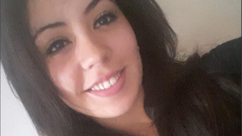 El sospechoso no había llegado todavía a cambiarse la ropa ensangrentada ni había podido tampoco disimular los rasguños que la víctima le había marcado en la cara.