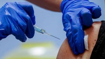 ourla dijo entonces que con esta dosis se podría reforzar la respuesta de los anticuerpos entre 10 y 20 veces, y subrayó que podría llegar a ser tan común como la inmunización anual contra la gripe.