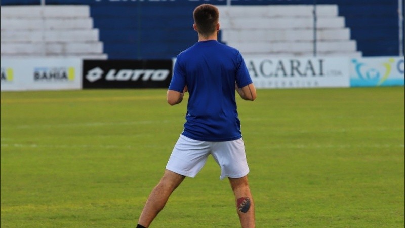 El futbolista del equipo paraguayo que enfrentará a Central, con el tatuaje bien visible