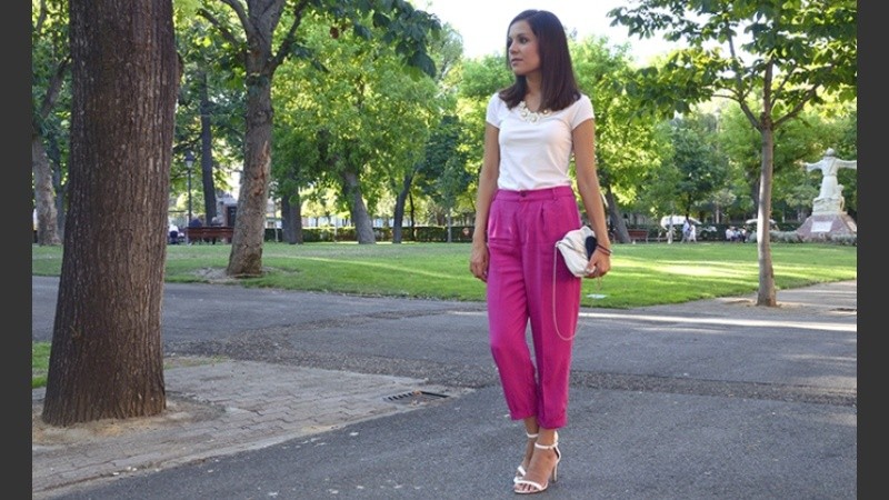 Los pantalones rosas, en sus distintas tonalidades, se volverán un básico de la primavera 2021