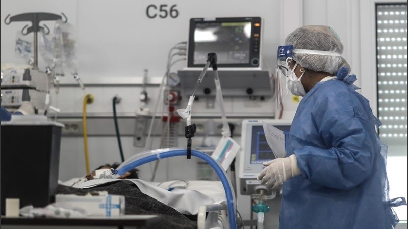 Personal médico realiza controles a pacientes con covid-19 en un hospital de Buenos Aires.