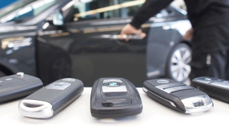 El automóvil sustraído es un Ford K de color blanco.