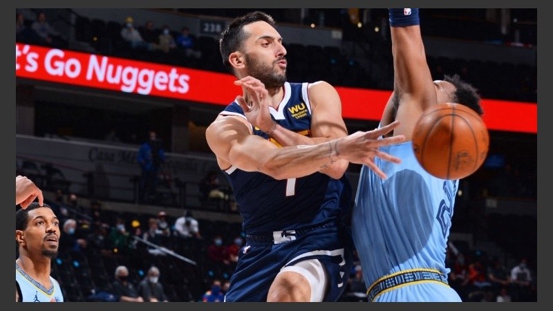 El argentino volvió a ser importante en defensa para una victoria trabajada de Denver.