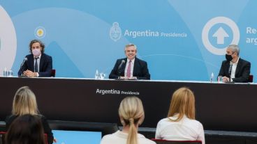 El presidente con sus ministros durante el anuncio de este martes