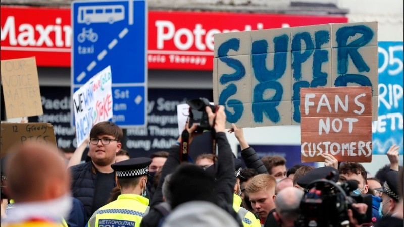Protestas de hinchas del Chelsea inglés contra la Superliga Europea