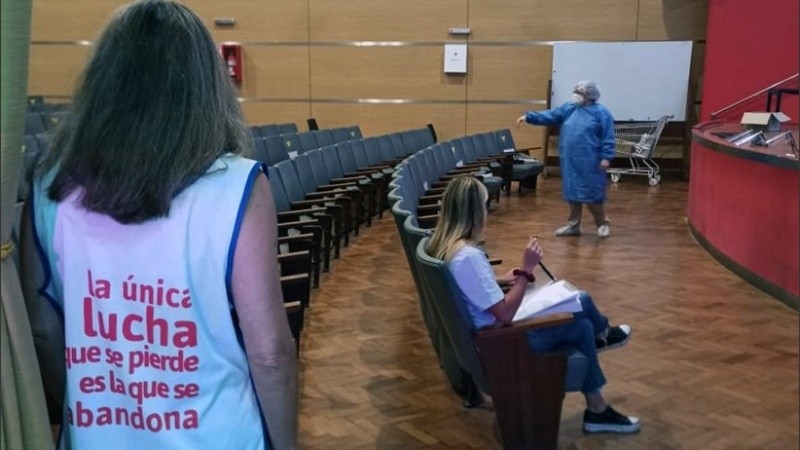 Representantes de Coad en una de las actividades presenciales en facultades de principios de año.