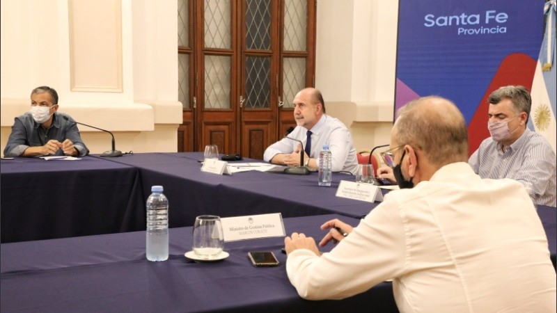 El gobernador y su equipo en el encuentro virtual con expertos este martes