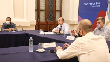 El gobernador y su equipo en el encuentro virtual con expertos este martes