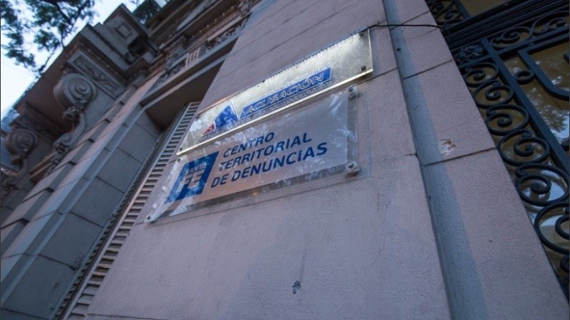 Las marcas de las balas disparadas en la sede de Fiscalía, en Montevideo al 1900.