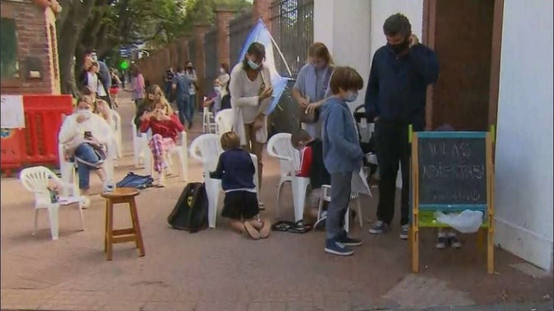 Chicos y chicas recrearon una clase frente a la residencia del presidente Alberto Fernández