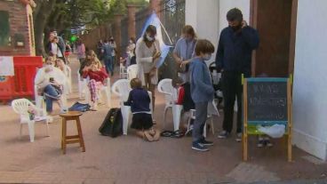 Chicos y chicas recrearon una clase frente a la residencia del presidente Alberto Fernández