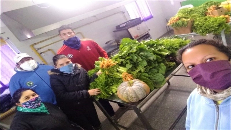Reciben donaciones de dinero con el que se compran alimentos agroecológicos a cooperativas de trabajo y emprendimientos familiares de la zona, y luego los alcanzan a comedores de Rosario