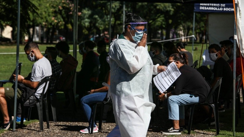 La ciudad suma contagios en el peor día de la pandemia en el país.