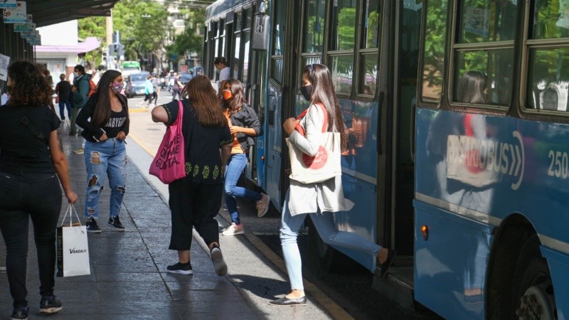 De marzo 2021 a octubre 2020 hubo un salto en la cantidad de usuarios del transporte.