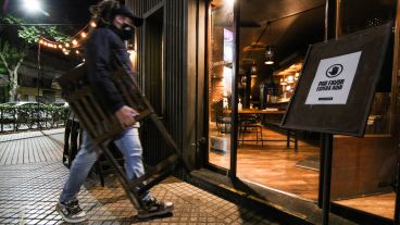 Los bares siguen abiertos pero se apunta a cortar la circulación de noche.