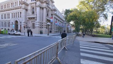 Fernández y la comitiva tienen previsto estar esta mañana en la sede de Gobernación