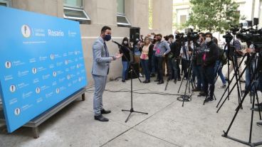 Sukerman en conferencia al aire libre este viernes en Gobernación