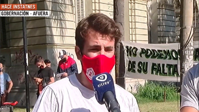 Representantes del sector gastronómico y de las canchas de fútbol 5 se manifestaban este viernes a la mañana en las inmediaciones de la sede de Gobierno santafesino.
