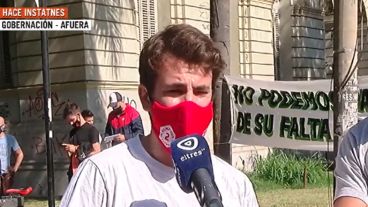 Representantes del sector gastronómico y de las canchas de fútbol 5 se manifestaban este viernes a la mañana en las inmediaciones de la sede de Gobierno santafesino.