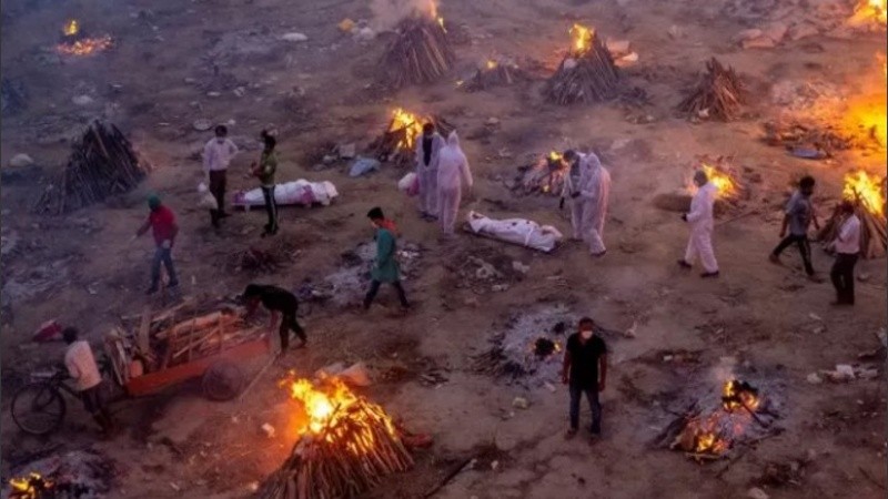 Las cremaciones a cielo abierto se volvieron parte del paisaje cotidiano, ante el colapso de las funerarias, en India.