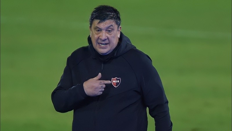 Burgos no se quiere ir. La dirigencia cree que su tiempo se agotó.