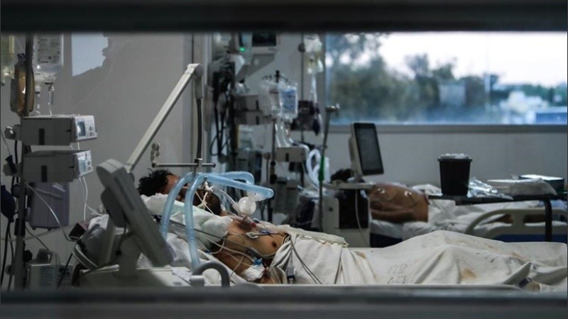 Pacientes internados en terapia con covid-19 en un hospital de Buenos Aires.