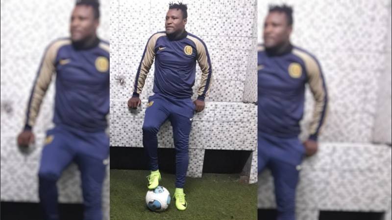 Con los colores Canallas, Fotsing pisa la pelota en la previa de un picadito bien argentino.