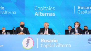 Meoni detrás de Perotti, mientras hablaba el presidente este viernes en Rosario