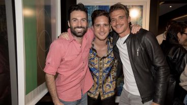 Juanchi Cane con los otros protagonistas de la serie de Luis Miguel