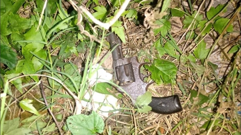 El arma secuestrada en el operativo.