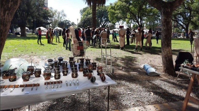 Feriantes de Oroño y el Río reclaman que no los dejan trabajar por las nuevas restricciones. (Rosario3)  