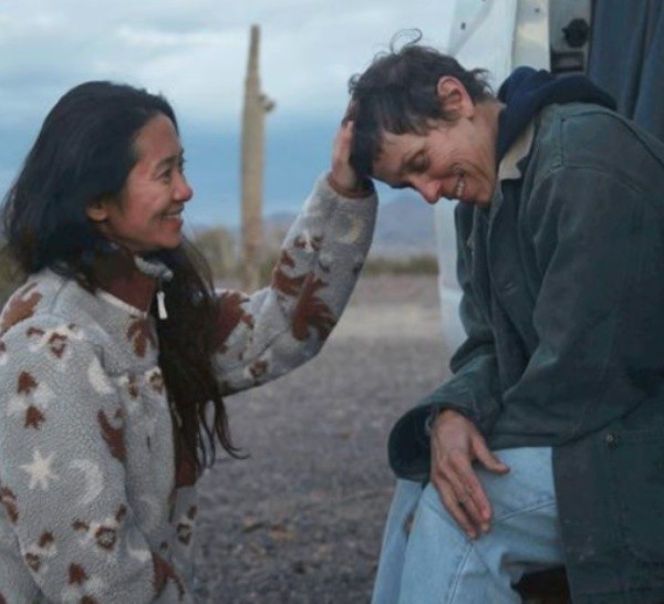 Cloé Zhao y Frances McDormand, directora y protagonista de Nomadland.