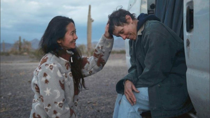 Cloé Zhao y Frances McDormand, directora y protagonista de Nomadland.