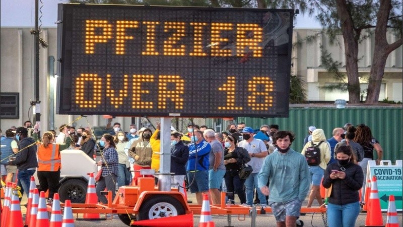 “Los turistas solo necesitan su pasaporte y la dirección del hotel o consulado para vacunarse”, explicó el alcalde. 